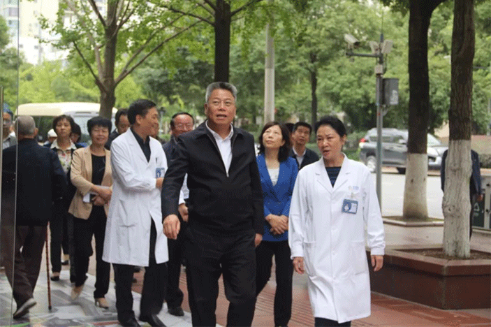 贵州省副省长王世杰寄语普瑞眼科：不忘初心，成为民营医