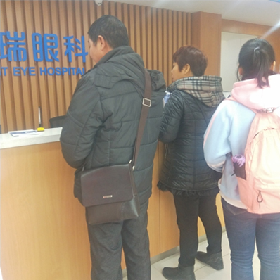 妈妈！我眼睛疼，像有块“红布”遮了眼