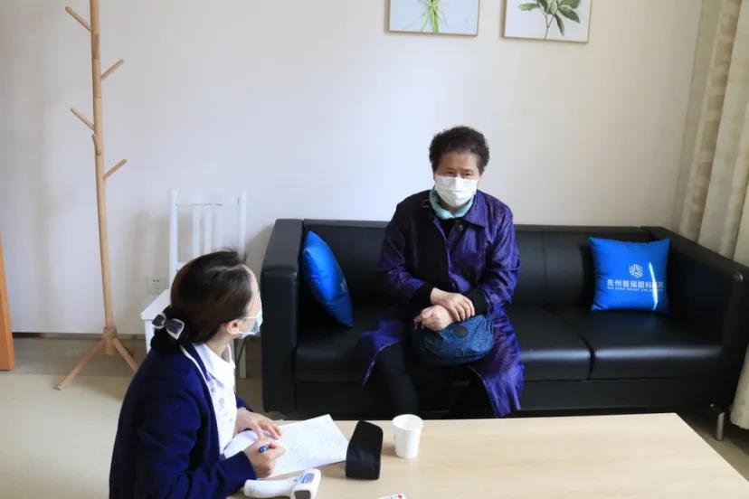 岳母老花眼看数常走眼 院长女婿劝其来院视力恢复年轻态