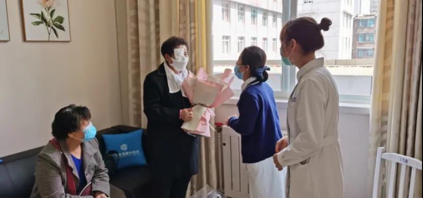 岳母老花眼看数常走眼 院长女婿劝其来院视力恢复年轻态