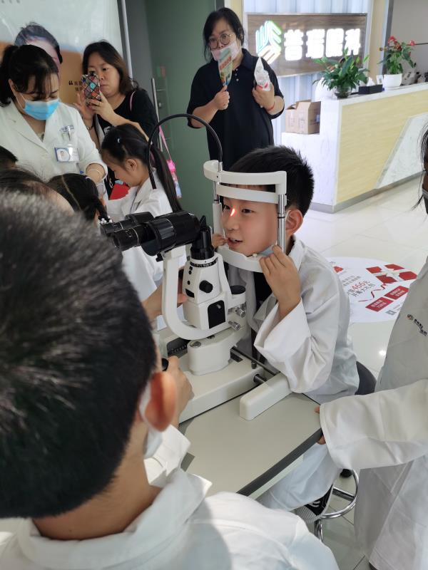 “眼科小医生”在贵州普瑞眼科进行执业体验