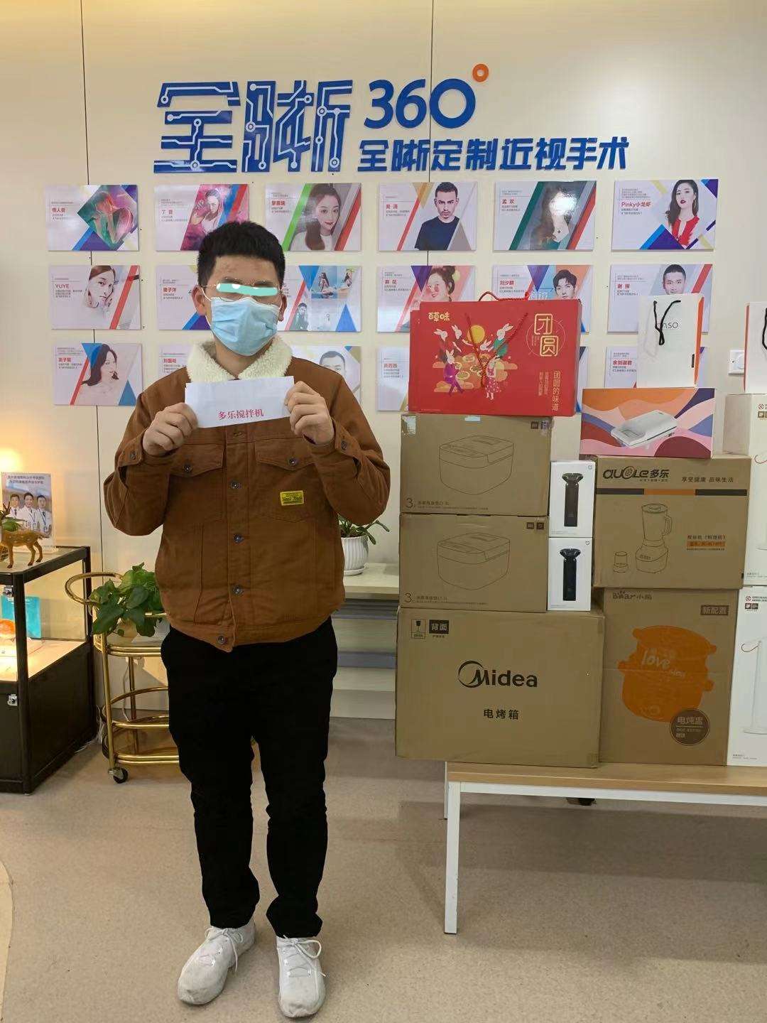 【摘镜者说】摘掉眼镜 美丽蜕变